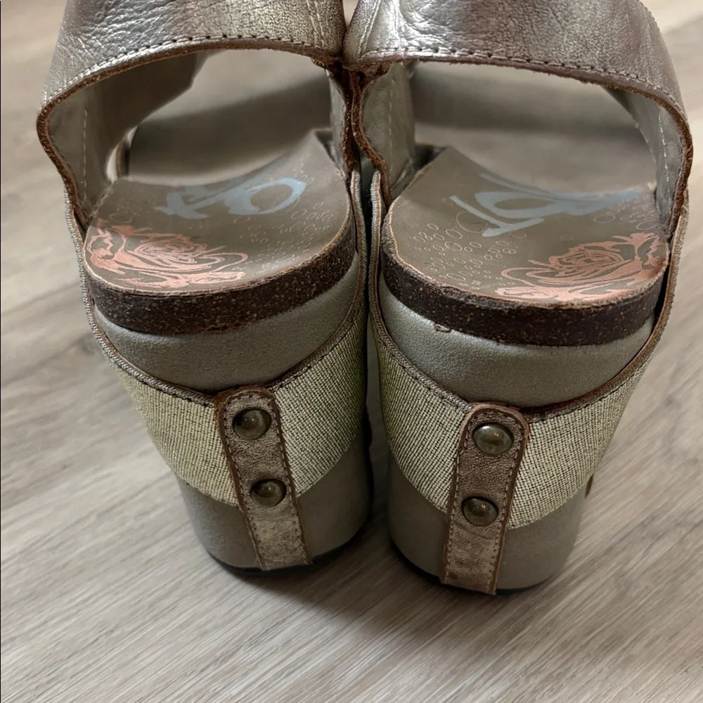 OTBT Bushnell Wedge in a metallic pewter color size 10M leather summer spring